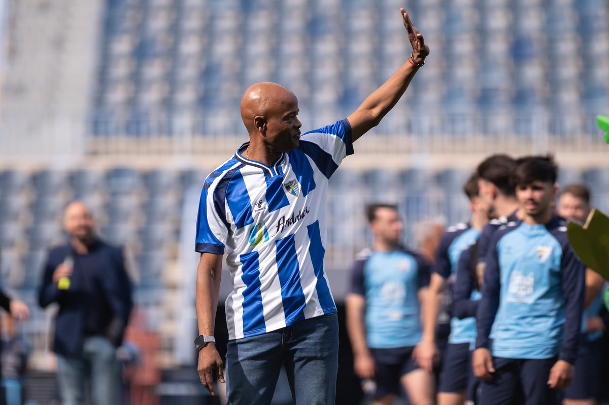 MalagaCF's tweet photo. Ídolos 𝐞𝐭𝐞𝐫𝐧𝐨𝐬 💙🤍 https://t.co/ArpinfUGNP