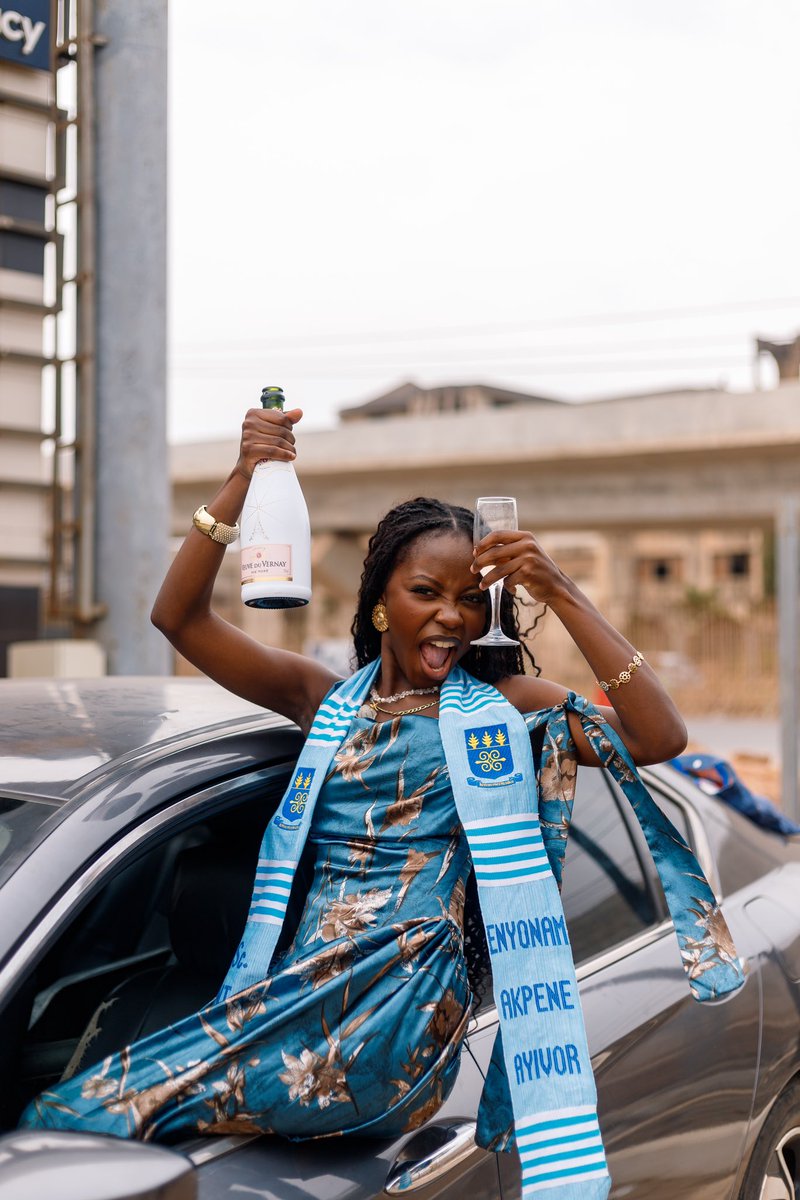 _akpene_'s tweet image. Graduating is though, HAHAHA