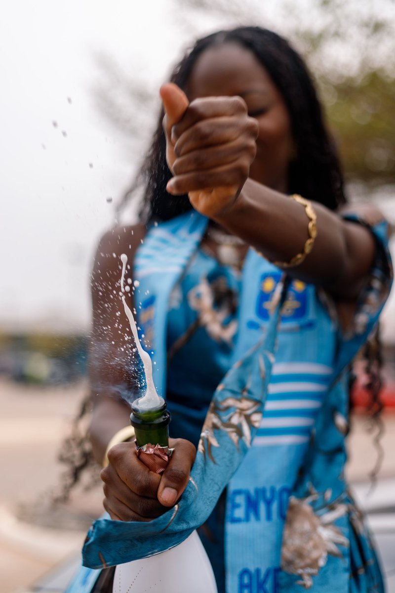 _akpene_'s tweet image. Graduating is though, HAHAHA