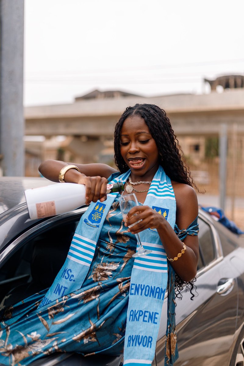 _akpene_'s tweet image. Graduating is though, HAHAHA