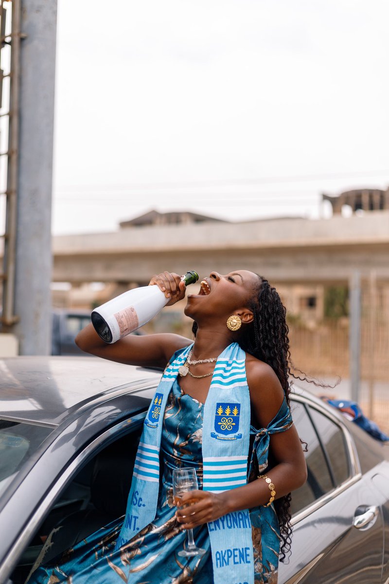 _akpene_'s tweet image. Graduating is though, HAHAHA