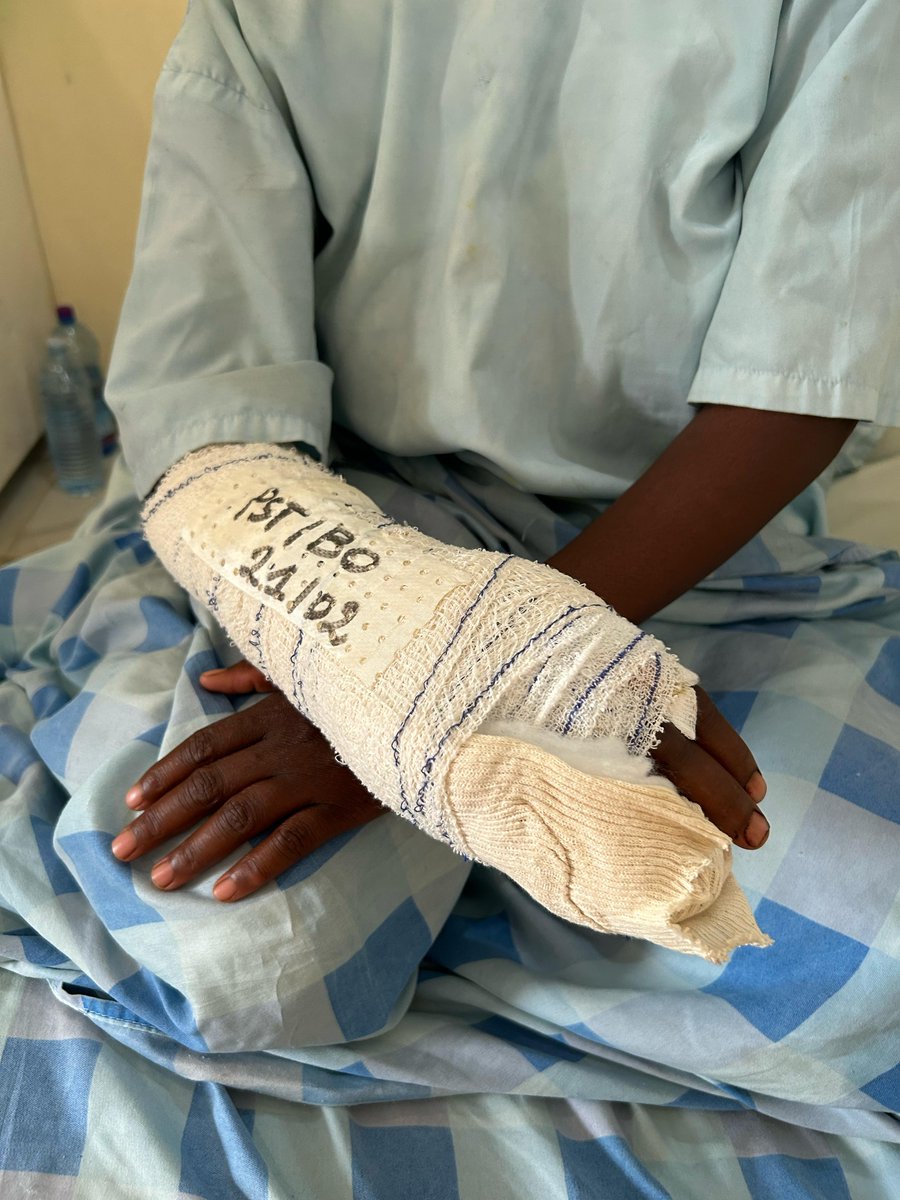 MSF_WestAfrica's tweet photo. MSF a soigné des enfants de 4 ans blessés à la machette.
𝗖𝗲𝘀 𝗮𝘁𝗿𝗼𝗰𝗶𝘁𝗲́𝘀 𝗱𝗼𝗶𝘃𝗲𝗻𝘁 𝗰𝗲𝘀𝘀𝗲𝗿 𝗲𝘁 𝗹'𝗮𝗰𝗰𝗲̀𝘀 𝗮𝘂𝘅 𝘀𝗼𝗶𝗻𝘀 𝗱𝗼𝗶𝘁 𝗲̂𝘁𝗿𝗲 𝗴𝗮𝗿𝗮𝗻𝘁𝗶. https://t.co/SJAO6njEZA
