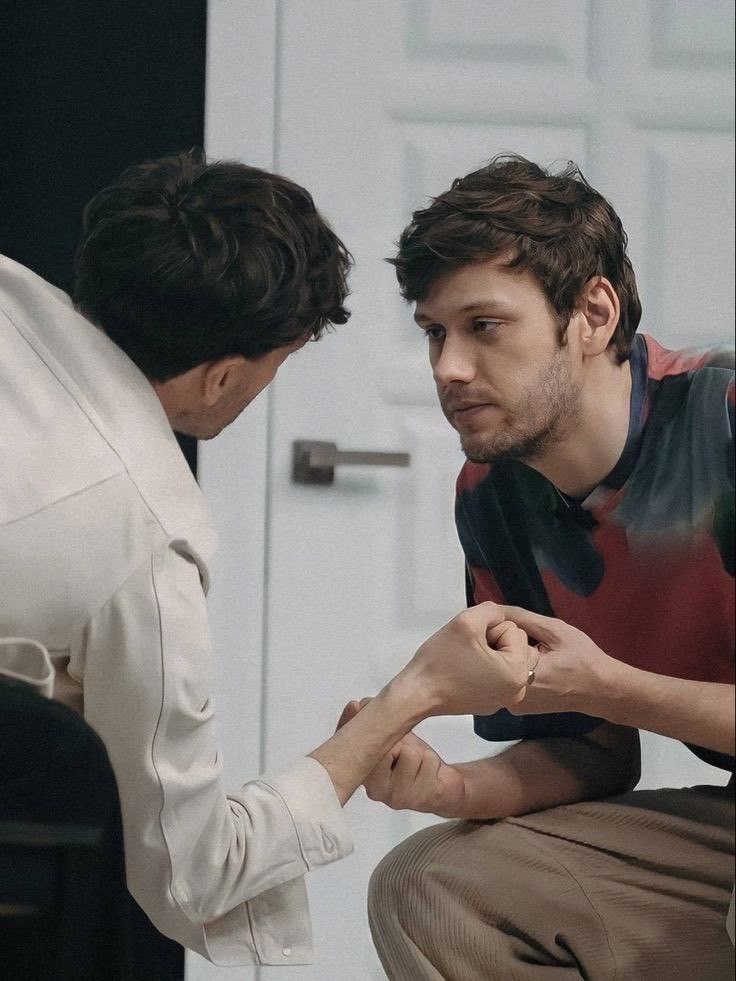 Муд дня - думать о том, что:
Вот чисто теоретически, это как нужно специально себя вести так, чтобы люди вас 9 лет шипперили? Тут даже если постараться такое не сыграть