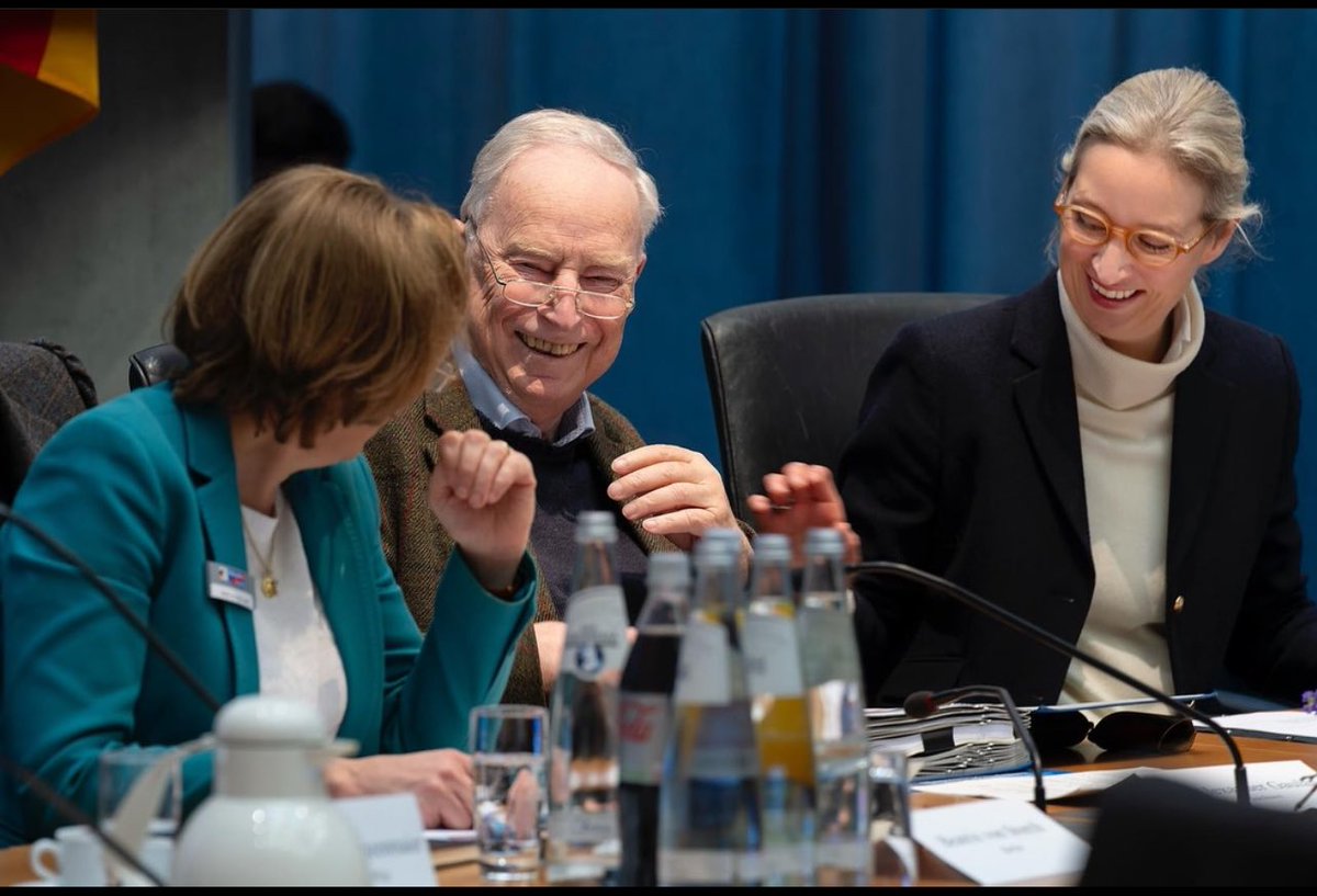 So schön die zu sehn 😍<a href="/Alice_Weidel/">Alice Weidel</a> #AfD <a href="/Beatrix_vStorch/">Beatrix von Storch</a>