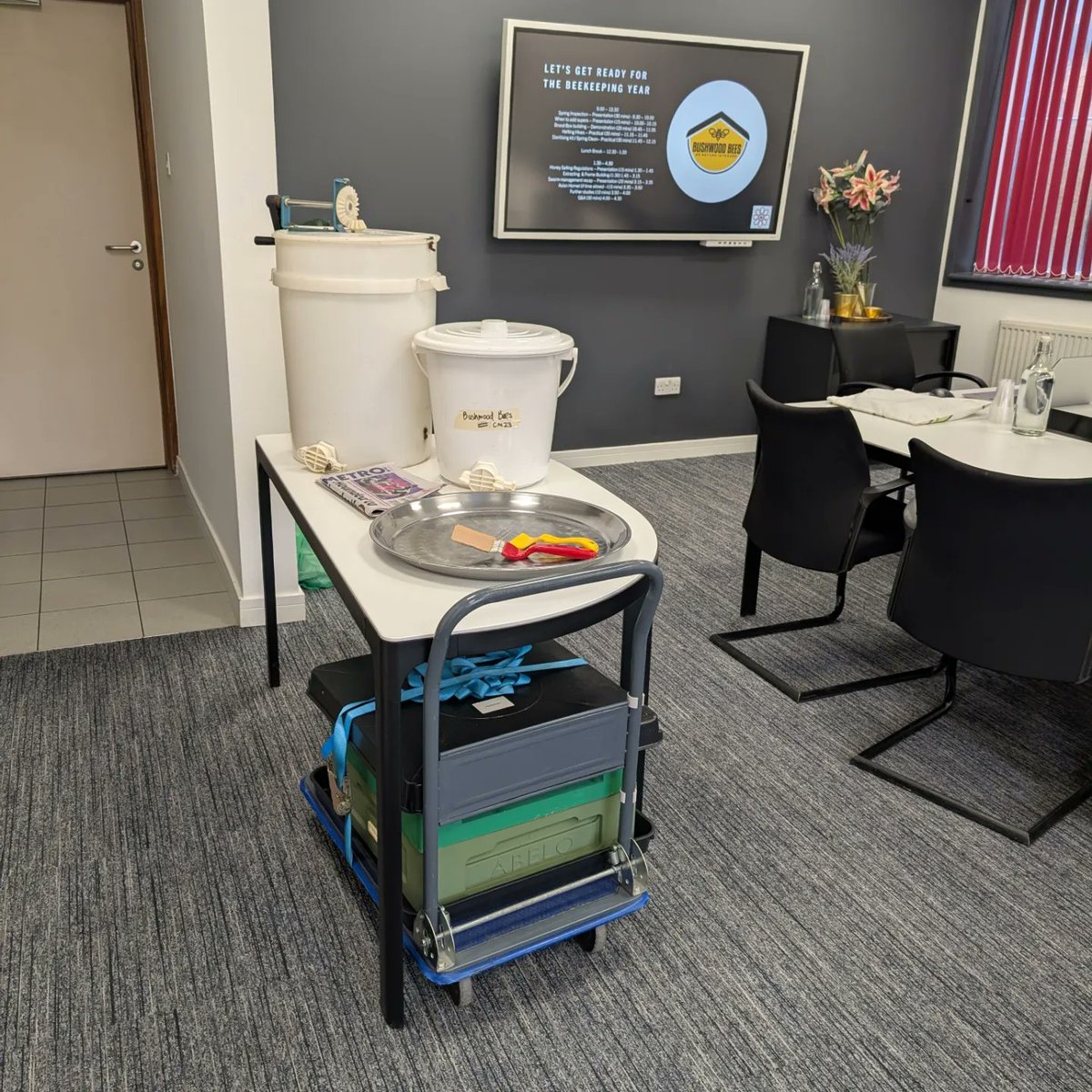 Bushwoodbees's tweet image. Had a lovely time this weekend meeting our previous students and going over spring preparation, frame making, honey extraction, hefting, etc

Everyone even brought in some food for our collective buffet

#beeinformed #londonbeekeepingcourse #londonbeekeepingexperience #eastlondon