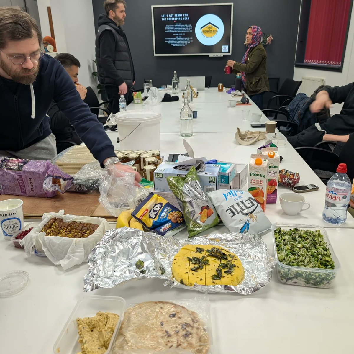 Bushwoodbees's tweet image. Had a lovely time this weekend meeting our previous students and going over spring preparation, frame making, honey extraction, hefting, etc

Everyone even brought in some food for our collective buffet

#beeinformed #londonbeekeepingcourse #londonbeekeepingexperience #eastlondon