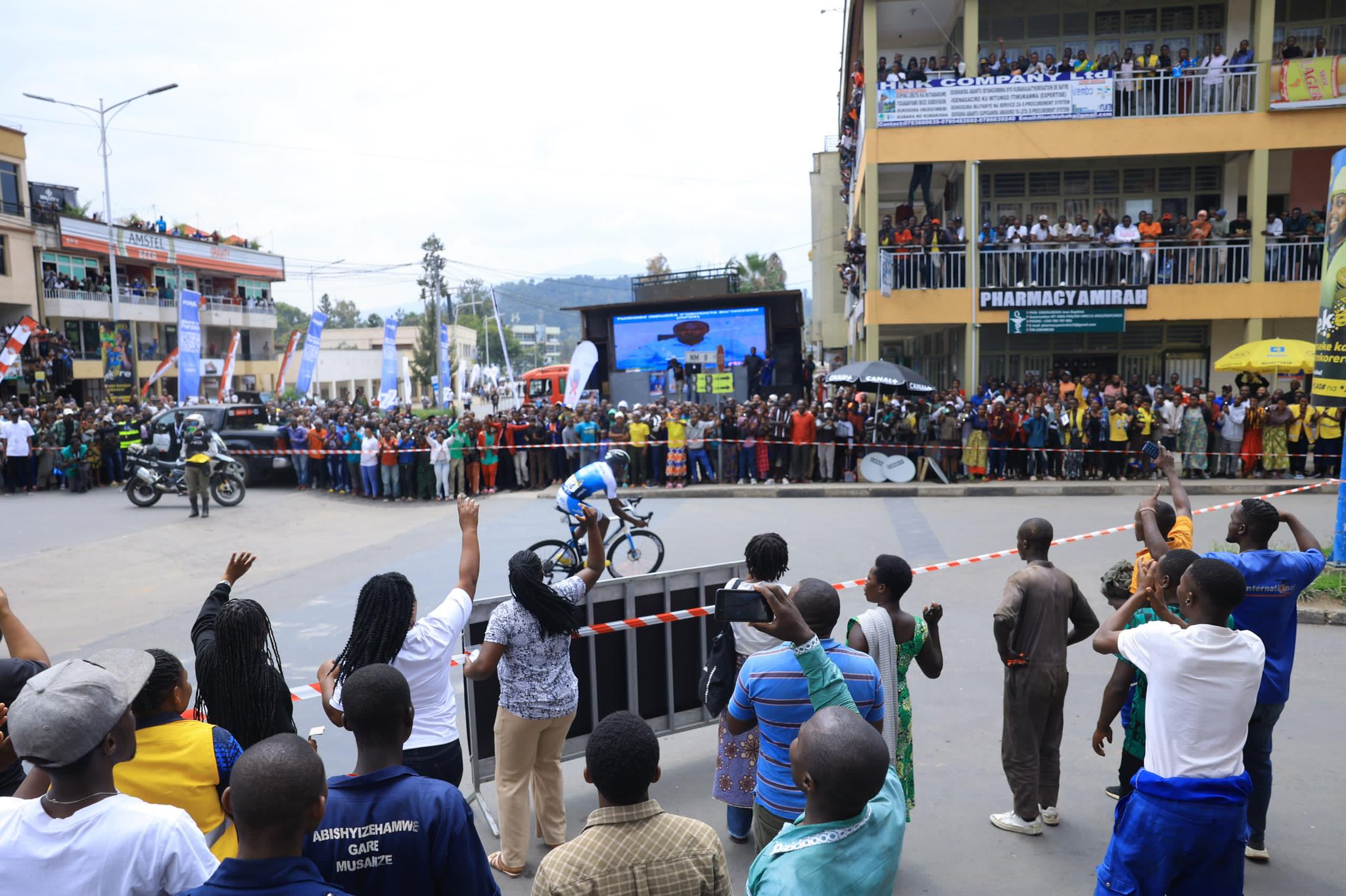 GkoZ1gWW4AA4TPg?format=jpg&name=large