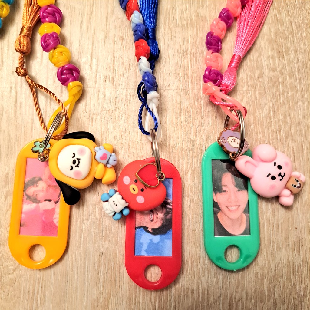 Amarantine_Sky's tweet photo. Mes petits portes clefs scoubidous motifs 🌸🌼🌸 toujours dispos à la vente (shooky est de nouveau en stock 👁👄👁). RT appréciés 💜 https://t.co/Y6AqwtcJYk