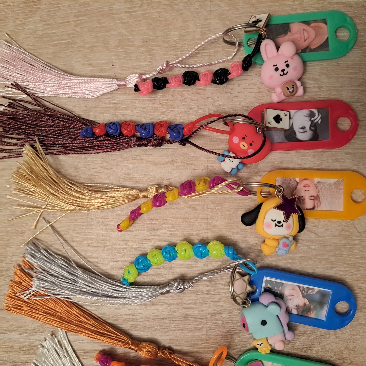 Amarantine_Sky's tweet photo. Mes petits portes clefs scoubidous motifs 🌸🌼🌸 toujours dispos à la vente (shooky est de nouveau en stock 👁👄👁). RT appréciés 💜 https://t.co/Y6AqwtcJYk
