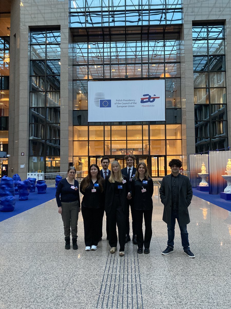 PolSci_LNU's tweet photo. Ett gäng engagerade studenter från @linneuni och @Stockholms_univ har varit i Bryssel för att delta i ConSIMium, en simulation organiserad av Europeiska rådets sekretariat. #ConSIMium @EUCouncil (🧵1/5) https://t.co/P2GXriFde2
