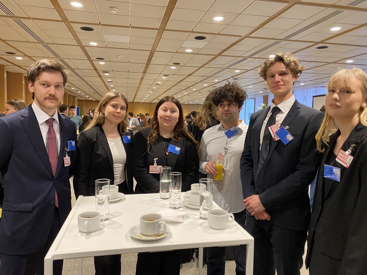 PolSci_LNU's tweet photo. Ett gäng engagerade studenter från @linneuni och @Stockholms_univ har varit i Bryssel för att delta i ConSIMium, en simulation organiserad av Europeiska rådets sekretariat. #ConSIMium @EUCouncil (🧵1/5) https://t.co/P2GXriFde2