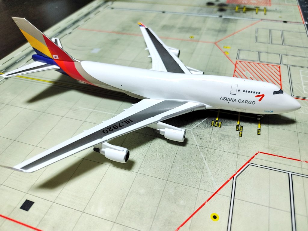 NG lightシリーズのアシアナカーゴ
価格はベーシックラインの6割程度とお求めやすいけど、アンテナはもちろんピトー管やウイングインスペクションライト等の描き込みもなく、ツルッとした印象😂(カーゴドアはある)　まープロポーションは悪くないし貴重なアシアナカーゴだし良しとしましょう‼️