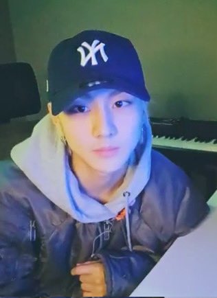 250225 위버스 #정원 #JUNGWON
블루스크린 쩡이다..
머가 낫냐고 뚫어져라 보는 게 짱귀여움 ㅋㅋㅋ