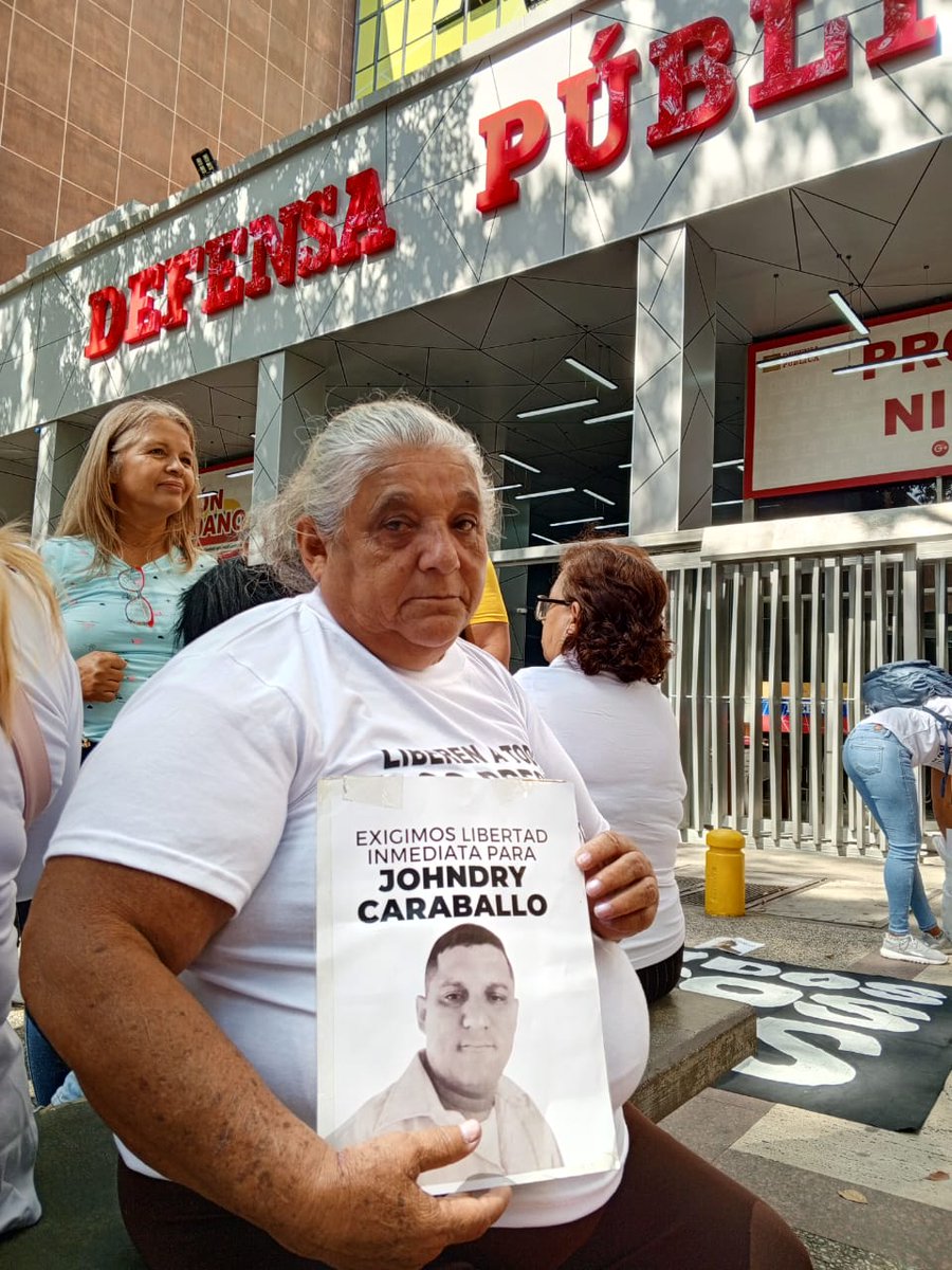 En la segunda jornada de la Ruta por la Justicia y la Libertad desde la sede de la Defensa Pública, en Caracas, familiares y activistas del <a href="/clippve/">Comité por la Libertad de los Presos Políticos.</a> exigen al organismo:

✅Tutela judicial efectiva
✅Garantía del derecho a la defensa
✅Presentaciones en la ciudad de residencia de
