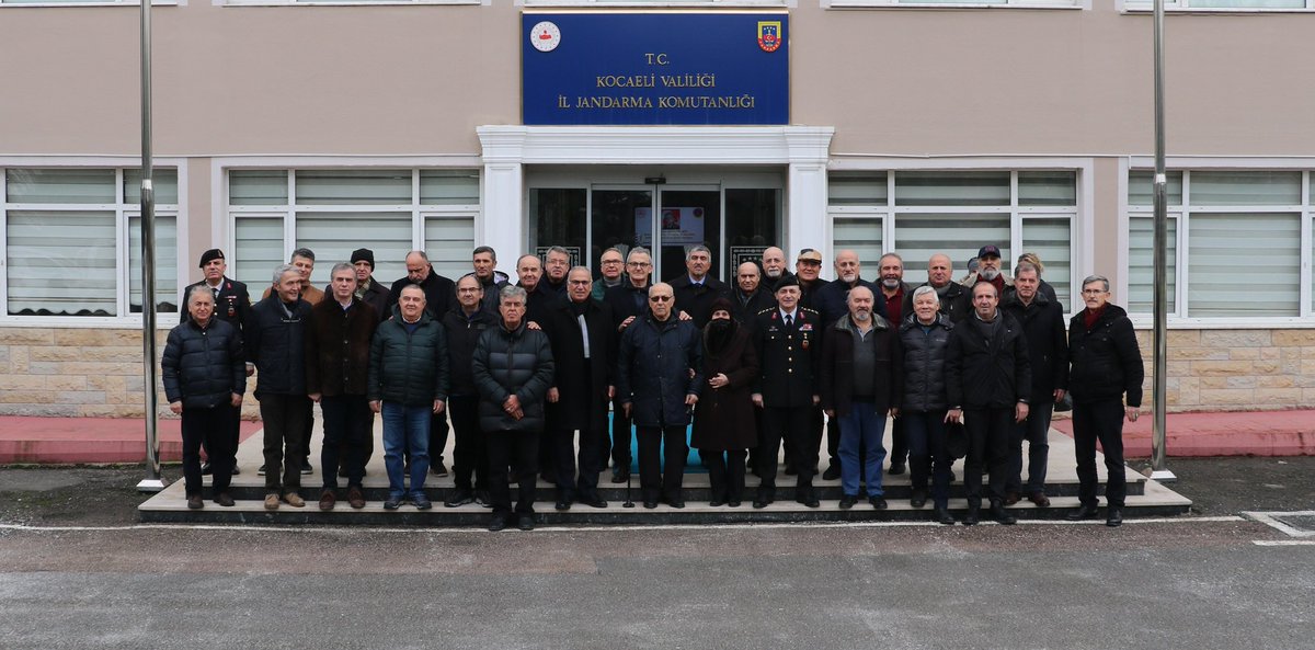 Kahramanmaraş ilinde, 25.02.1992 tarihinde şehit olan Kr. Plt. Ütğm. Selahattin ŞEN (1985/15.Mu), şehadetinin 33’üncü sene-i devriyesinde, ailesi ve devre arkadaşlarıyla birlikte Kocaeli Şehitliğindeki kabri ziyaret edilerek anılmıştır.
Tüm aziz şehitlerimizi saygıyla anıyoruz.
