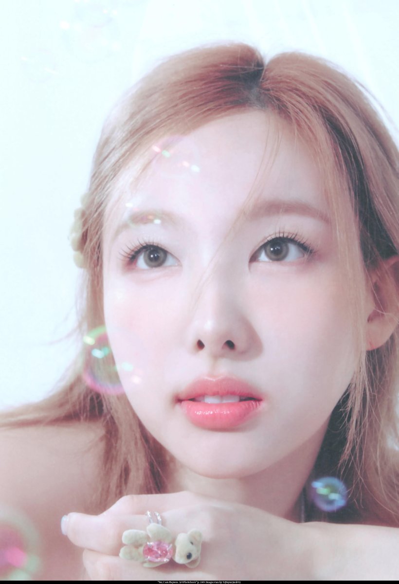 SCAN] Yes, I am Nayeon (1st Photobook) page 249, 250, 251 #나연