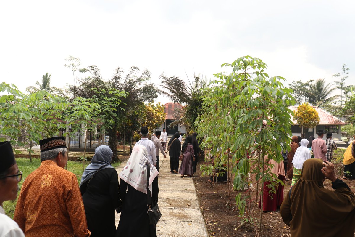 Toni21081504's tweet photo. Makam2 adipati dulu,diziarahi, sebagai penelusuran sejarah,mungkin dulu kredibel,makanya dikenang, https://t.co/eNprUWVJId