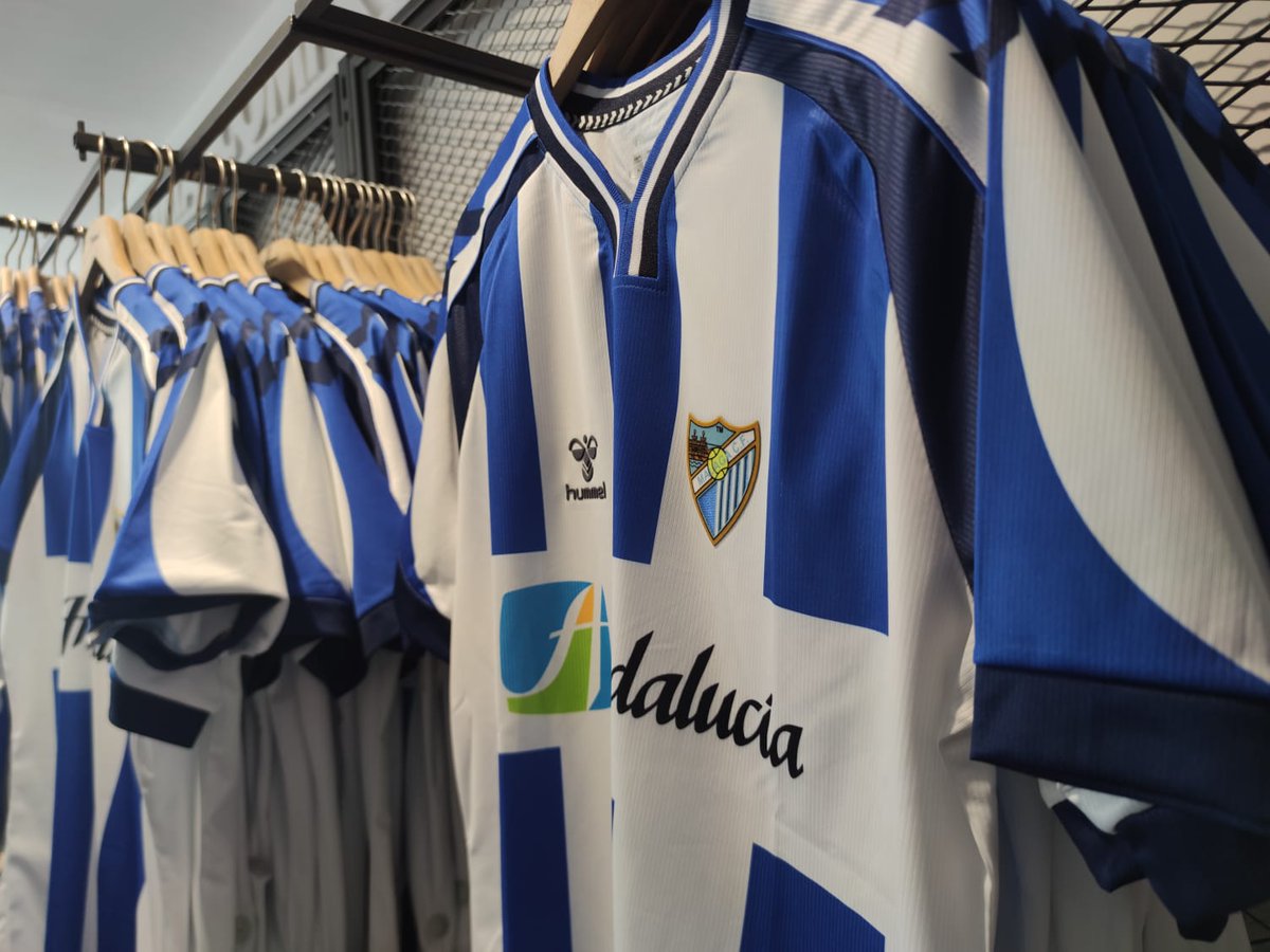 viva_malaga's tweet photo. 👕 Los primeros malaguistas comienzan a llevarse la camiseta vintage de la Tienda del @MalagaCF 

📸 @PAWLYTOR https://t.co/r1wpsqjNRH