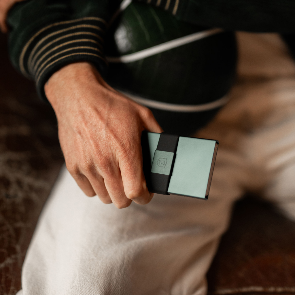 Breathe in, breathe out.🍃 A calming new colorway just dropped. Say hello to the Ekster Cardholder Pro Pine. ekster.com/pages/cardhold…