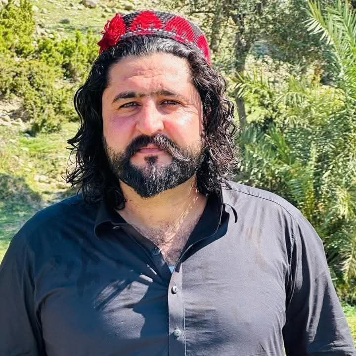 Last night, Bannu police raided the house of #PTM’s former leader #HanifPashteen and abducted his elderly father—without any #FIR or charges.
We strongly condemn this brutal act of targeting innocent elders and torturing our comrades.
#PTMUnderAttack
