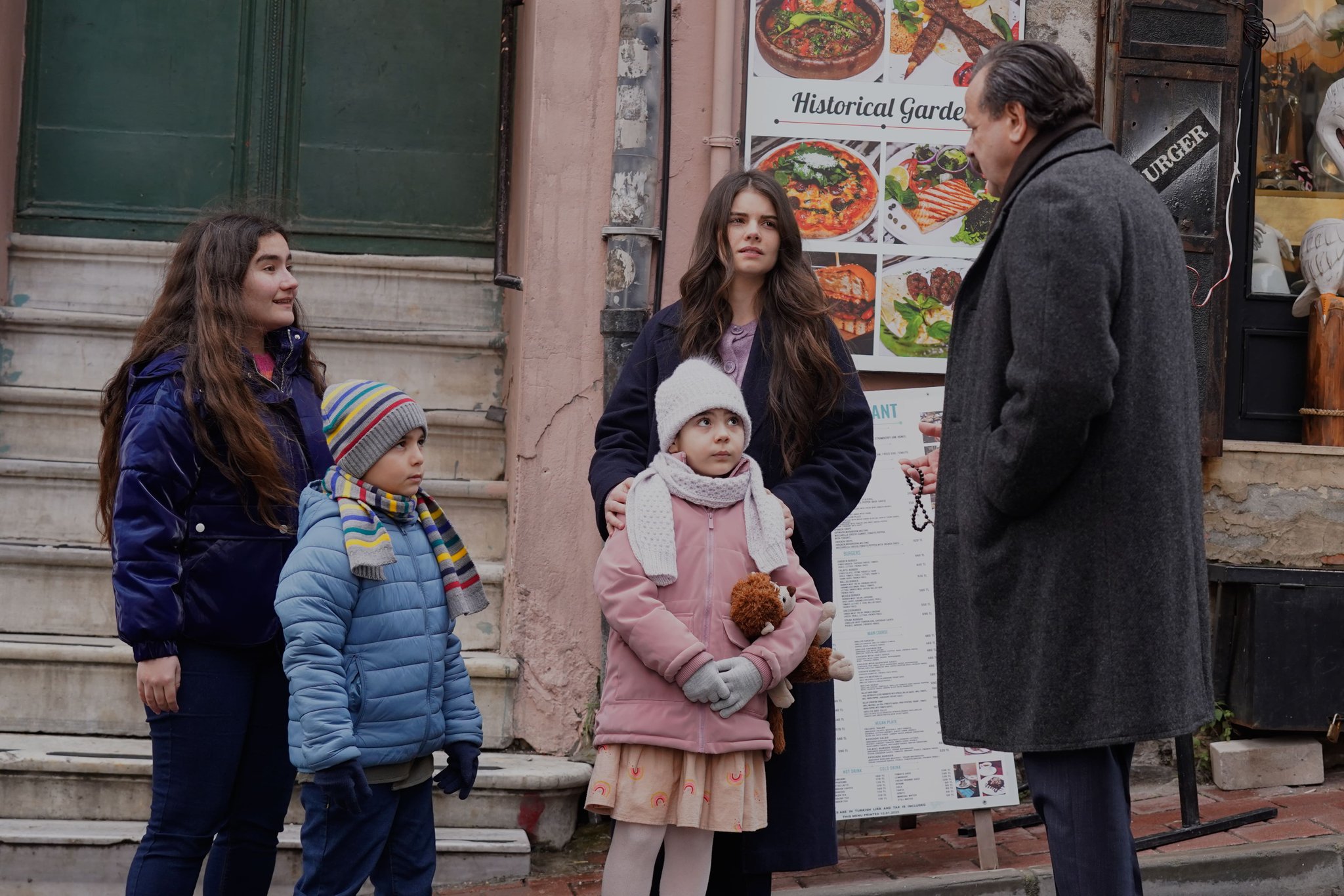 GkoajAGWIAAusE9?format=jpg&name=large