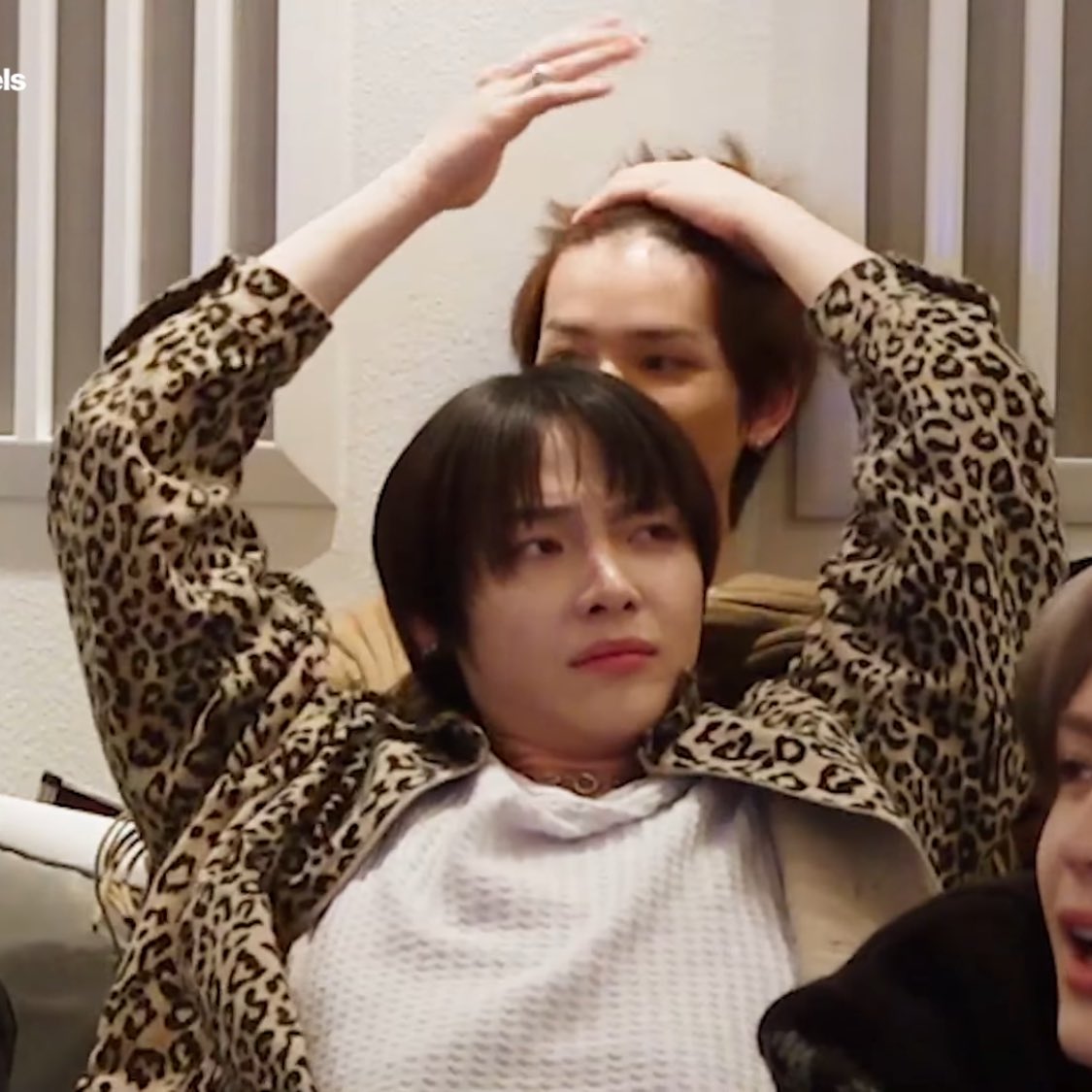 허루아머리를저렇게까지맘질수잇는거
니콜라스라는사람 단1명이겟지