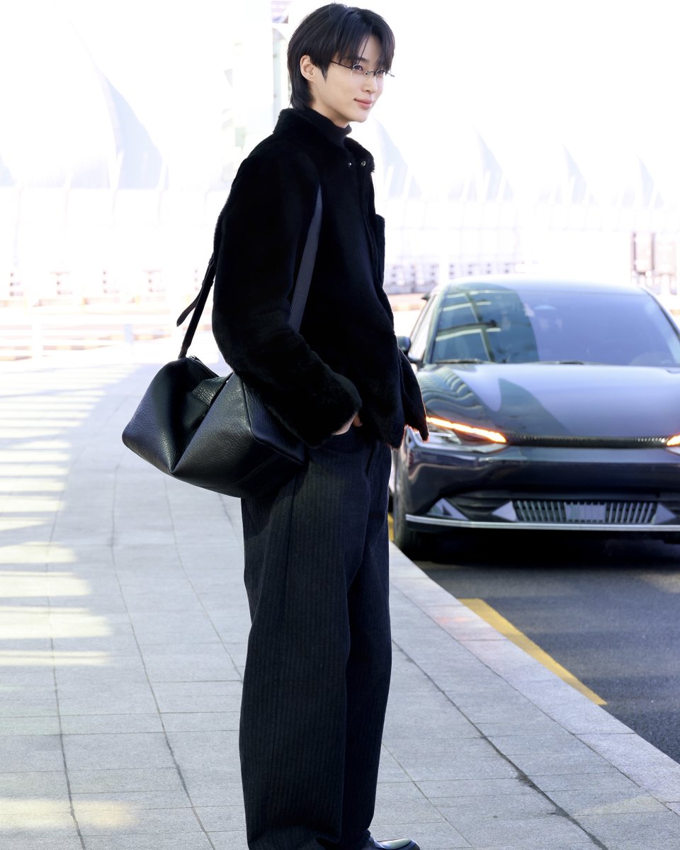 prada_japan's tweet photo. #プラダ アンバサダーのビョン・ウソクが #Prada のルックに身を包み、2025年秋冬レディスファッションショーに出席するためミラノへ。

#PradaFW25 
#MiucciaPrada 
#RafSimons https://t.co/JbhrC8UgRi