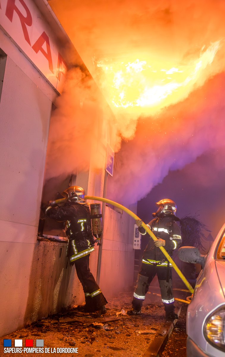 pompiers24's tweet photo. 📷 Samedi 22 février, un incendie s'est déclaré dans une pharmacie à Mouleydier.
📷 Une vingtaine de sapeurs-pompiers, issus des centres de secours de Bergerac, Lalinde et Beaumont, est intervenue pour venir à bout du sinistre.
📷 Aucun blessé n'est à déplorer.
📷 T.Bourgault https://t.co/14JrA4I1YH