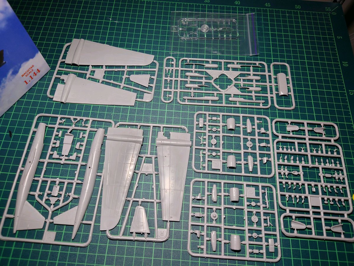 mini_weapons's tweet photo. 開封の儀
WB-57Fは実物は3機みたいですが
このキットはシリアルナンバー
N926NA N927NAの2機を作れるようです
良き
#WB57F #144スケモ #NASA https://t.co/iW5p3vjjJt