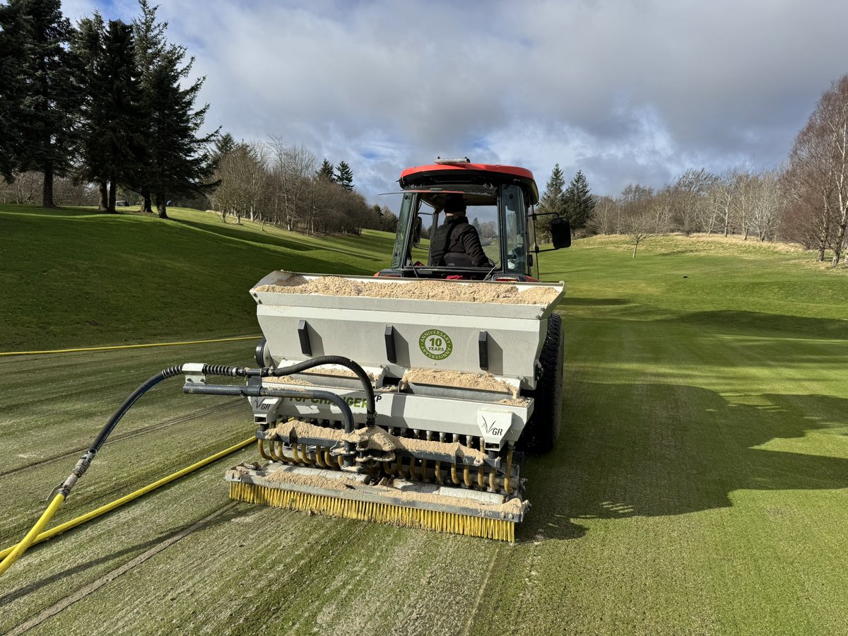 MortonhallHire's tweet photo. We’ve started the year on home soil with our new @VGR_equipment TopChanger. 

Much deeper depths, means more sand compared to our old one. 

We are getting in around 2-3 tonnes per green, which means we are expecting to use around 40-50Tonnes in total our over 19 greens. ⛳️ https://t.co/uOmjl6p19Q