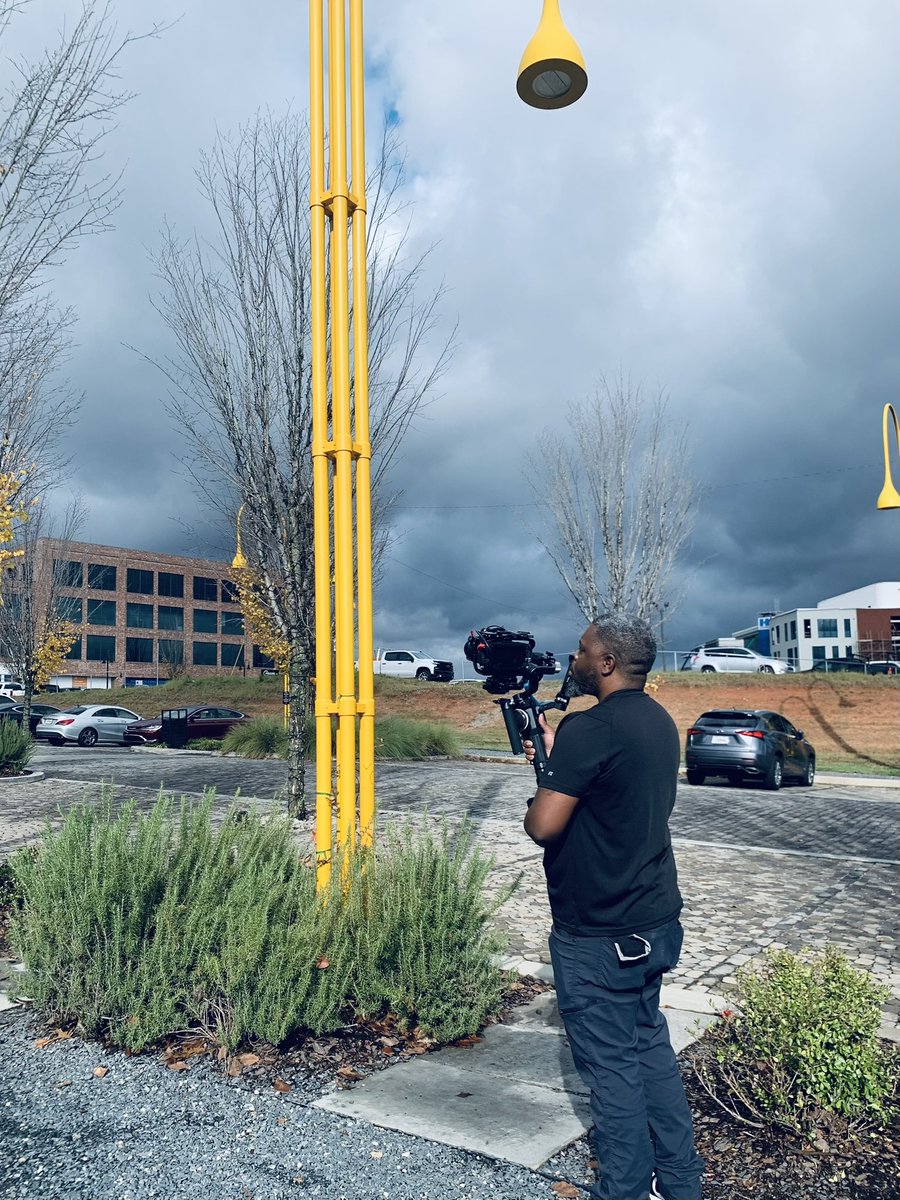 qbfilmsllc's tweet image. No I’m not filming the light pole! #camerawork
