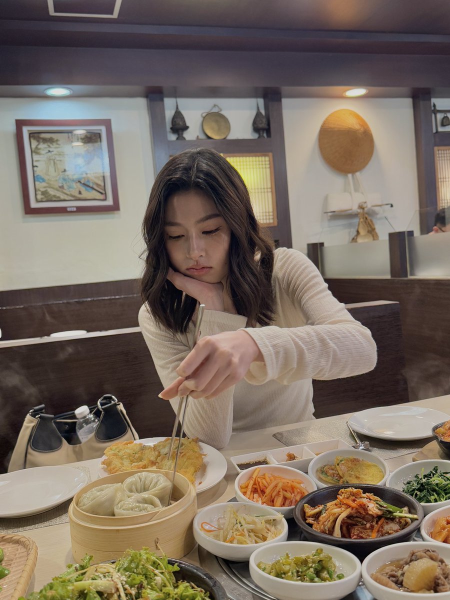itspahnthitta's tweet photo. when you say she ATE : https://t.co/SGynR3ERvr