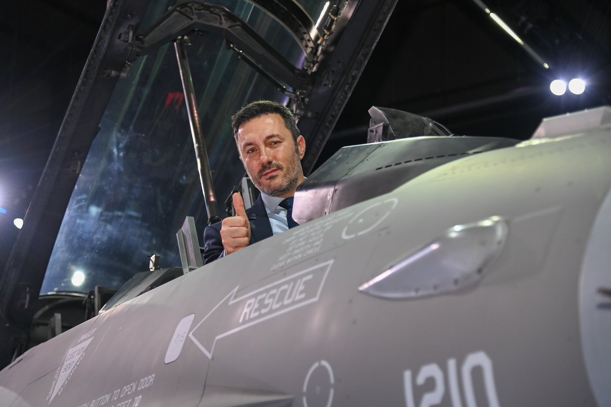 luispetri's tweet photo. Un día histórico para la reconstrucción de nuestra Defensa Nacional con la incorporación del caza F-16 a la @FuerzaAerea_Arg. Concretamos la mayor adquisición aeronáutica militar en más de 40 años. Bajo el liderazgo de nuestro Presidente @JMilei, damos este paso trascendental gracias a una política de defensa decidida a revalorizar nuestras Fuerzas Armadas.

Este Sistema de Armas Supersónico nos posiciona entre los 26 países que operan uno de los mejores aviones del mundo. No es solo tecnología, es poder disuasorio. Es soberanía. Es el futuro de nuestra Patria. Es paz y protección para todos los argentinos.