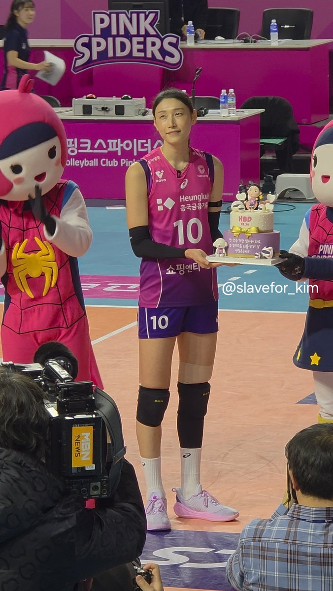 생일축하 노래 불러주는 휀소녀들 보는 언니님 눈빛....🥲