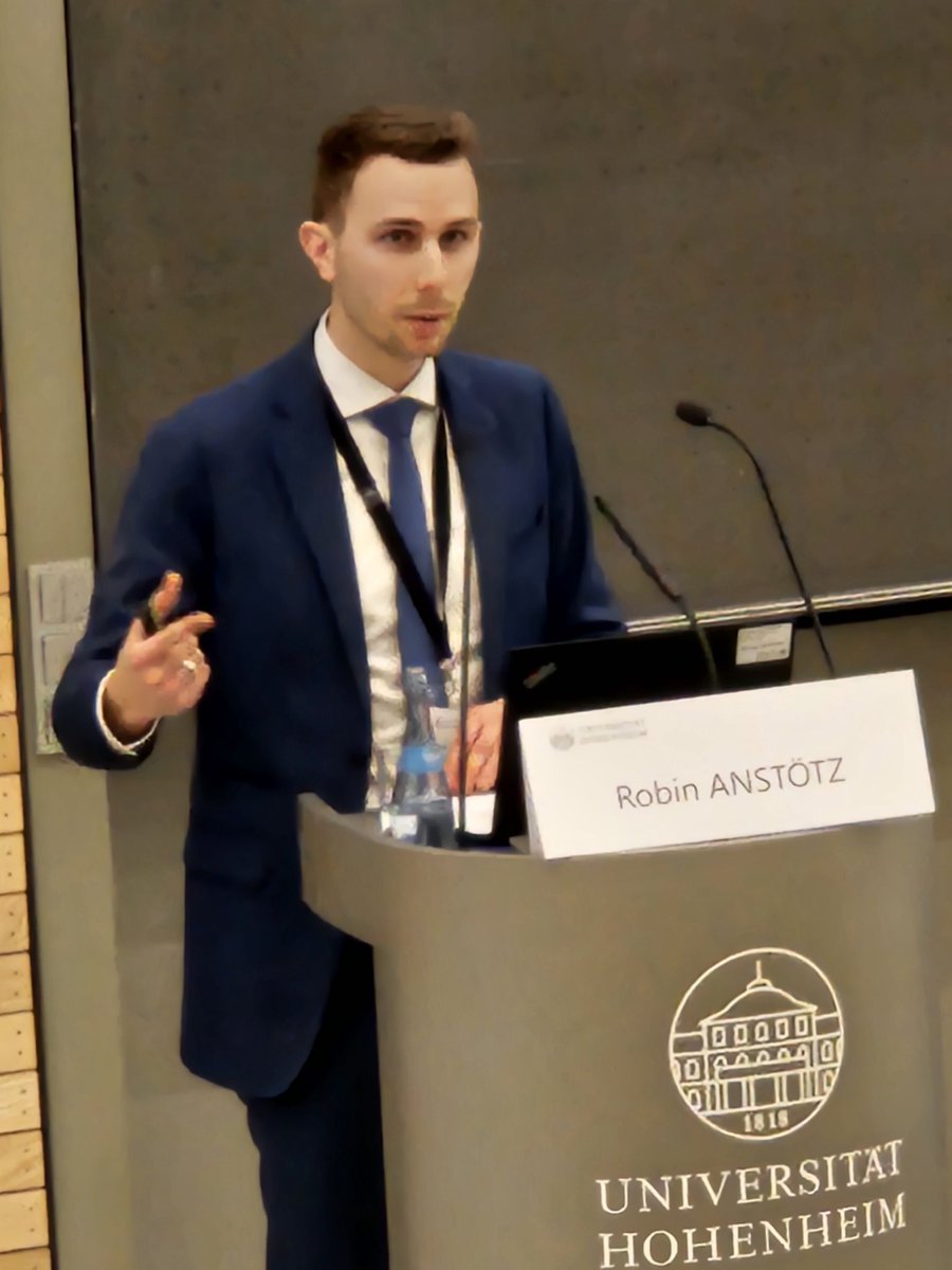 TOP-Beitrag beim #SympGS25
Robin Anstötz vom <a href="/institutglueg/">Institut für Glücksspiel und Gesellschaft</a> seziert den GlüStV21 und macht schonungslos deutlich, an welchen Stellen der Gesetzgeber die Rechtsanwendung an die Behörden verlagert und strukturelle Geltungsprobleme geschaffen hat. Eine mutige aber belastbare Analyse