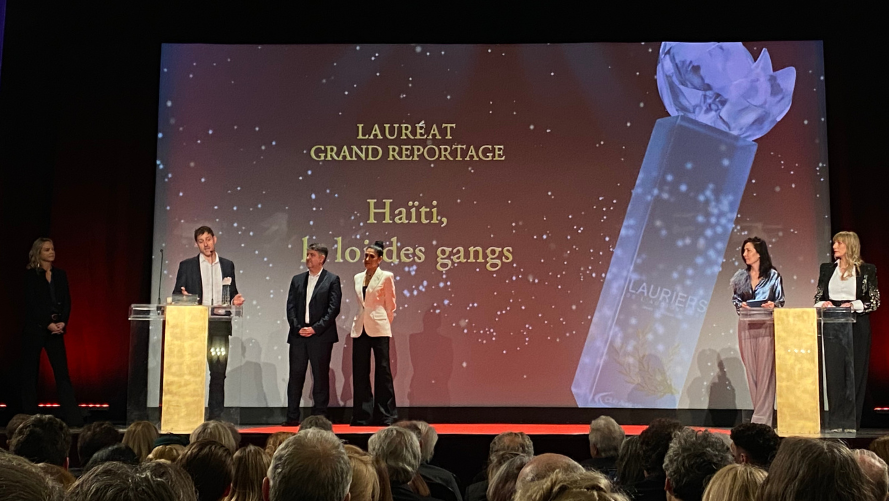 Roméo Langlois F24 (@romlanglois) on Twitter photo Fier et honoré : « Haïti, la loi des gangs » primé aux Lauriers de l’audiovisuel. Réalisé avec <a href="/cnorristrent/">Catherine Norris Trent</a> pour <a href="/FRANCE24/">FRANCE 24</a>. Un grand Merci au jury, à nos fixers (et amis) haïtiens : Jean Mendel et Wood. Bravo aux autres sélectionnées.
Revoir le doc :
france24.com/fr/%C3%A9missi… Fier et honoré : « Haïti, la loi des gangs » primé aux Lauriers de l’audiovisuel. Réalisé avec <a href="/cnorristrent/">Catherine Norris Trent</a> pour <a href="/FRANCE24/">FRANCE 24</a>. Un grand Merci au jury, à nos fixers (et amis) haïtiens : Jean Mendel et Wood. Bravo aux autres sélectionnées.
Revoir le doc :
france24.com/fr/%C3%A9missi…