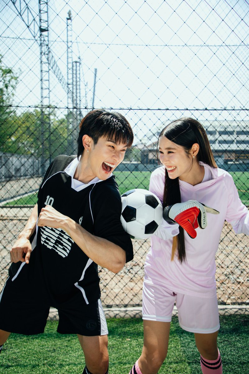 otpcnews's tweet photo. “ออฟโรด กันตภณ” แจกความสดใส!! ส่งซิงเกิลใหม่ สุดคิวท์ “ผิดแผน (FOUL) Feat. SMEW”

OFFROAD FOUL

#offroadKTP #OFFROAD
#OFFROAD_ผิดแผนMV
#OFFROAD_ผิดแผน
#onemusic
#OPENLABEL
#one31
 
สิ้นสุดการอคอย เมื่อหนุ่มสุดคิวท์ ออฟโรด-กันตภณ ได้ส่งซิงเกิลใหม่ กล���บมาพร้อมกับความสดใส ในเพลง “ผิดแผน (FOUL)” ที่ชวนแรปเปอร์หนุ่มมากความสามารถ อย่าง SMEW หรือ ทีม ฐนิศร์ แก้วสุริวงษ์ มาร่วมแจม แถมยังช่วยเขียนเพลงให้อีกด้วย นอกจากนี้ยังได้ เบนซ์ วรเชษฏฐ์ ฐานุพงศ์ชรัช มานั่งแท่นโปรดิวเซอร์ ช่วยเรียบเรียงและทำดนตรีให้ทุกอย่างออกมาสมบูรณ์ และเป็นตัวตนของออฟโรดมากที่สุด ทั้งความน่ารัก สดใส ในสไตล์Pop ฟังง่าย พร้อมท่าเต้นสุดคิวท์ นอกจากนี้ยังเสริมทัพความสนุกของMV ด้วย ไซซี รัตท์ริชา นางเอกMV นักแสดงจาก GMMTV และนักแสดงน้องใหม่ของช่องวัน31 อาทิ ตั้งต้น-จิณภพ, พูม่า-ภูปภพ, ตูน-นอร์ท-พาย-โฟโต้ One Trainee ที่��าร่วมสร้างสีสันให้MV สนุกและน่าติดตามมากยิ่งขึ้น

อ่านข่าวเพิ่มเติมได้ที่ https://t.co/6Rw2wUcBLa