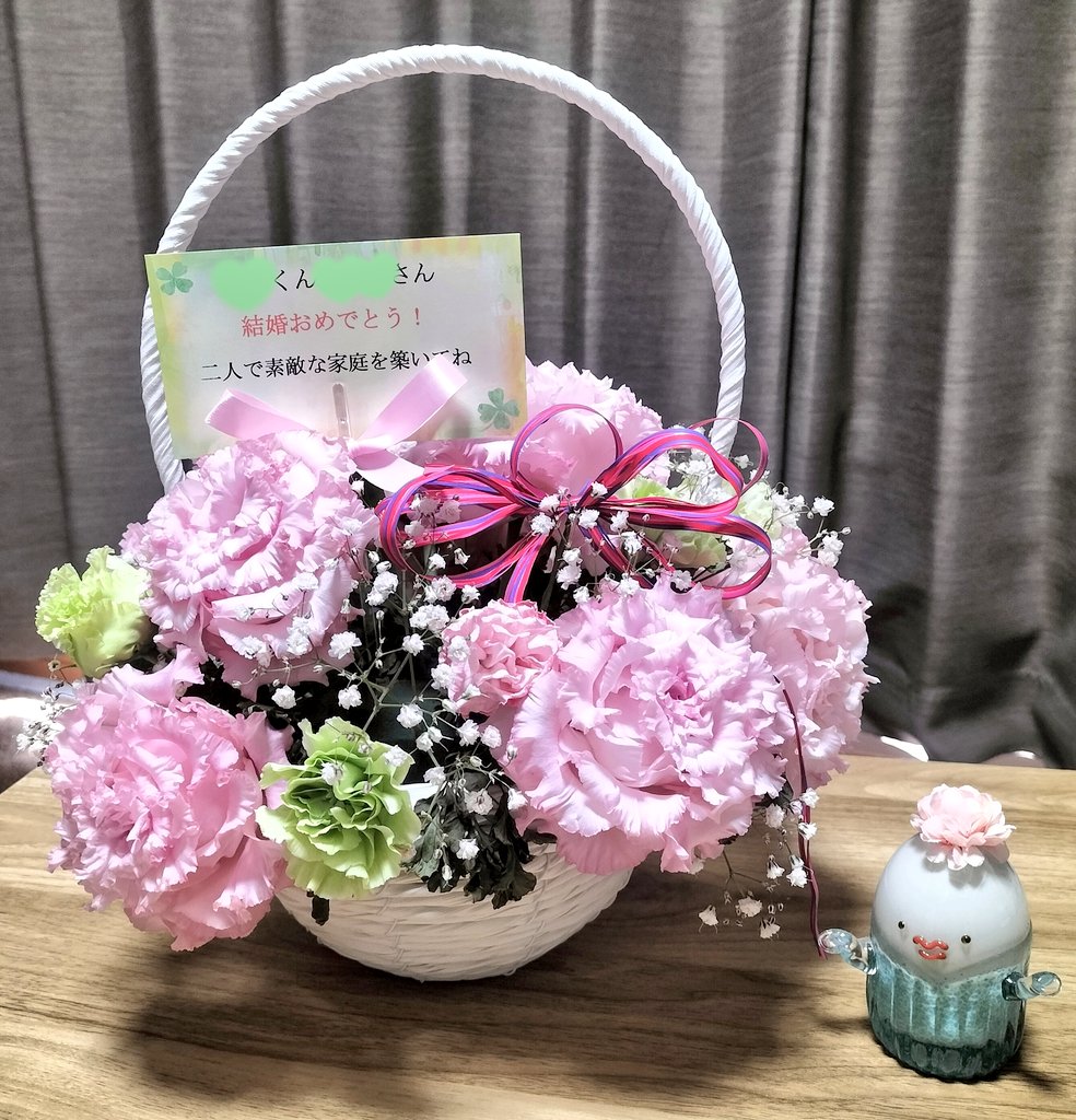 chanbo_910's tweet photo. 入籍日に両親が贈ってくれたお花💐
2週間経っても綺麗に咲いてる✨️ https://t.co/azuE5h98to