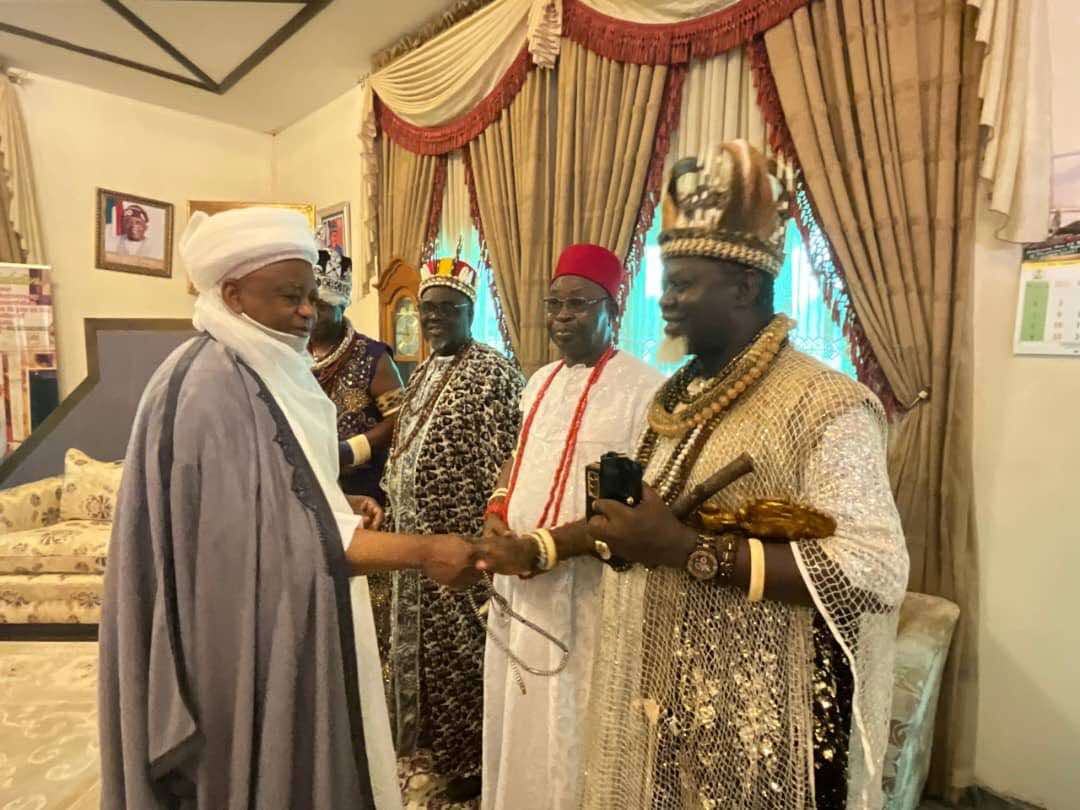 EmekaGift100's tweet photo. Enugu Governor, Peter Mbah Sends Secret Delegation To Sokoto To Plead For Reconciliation With Fulanis 

The Governor of Enugu State, Barr Peter Mbah has reportedly sent a secret delegation to the Sultan of Sokoto over the weekend, to seek apology on behalf of the Igbos over their confrontation against the menaces of the Fulani killer herdsmen in the state, and seeking means of settlement and alleged accommodation of the marauding herdsmen in remote areas of the state.

According to the IPOB senior official, Mazi Chinasa Nworu, who communicated this to Family Writers Press International based on intelligence gathering of the IPOB intel unit, the meeting was held in the palace of the Sokoto Sultan, Muhammadu Sa'adu Abubakar III in the company of the state Governor amongst others present in the meeting. 

The secret delegates from the Enugu State Governor, were majorly traditional ruler the of Umuopu Autonomous Community, Igwe Cyril Ayogu, and  the chairman of the IgboEze North traditional ruler's council respectively. 

According to details of the secret meeting, it was agreed upon that there would be a joint, concerted effort to grant the Fulani herders accommodation in specific/designated areas of the state, in exchange for the cessation of violent attacks against indigenous people and communities in the state . ....

https://t.co/8avlY0AI0K