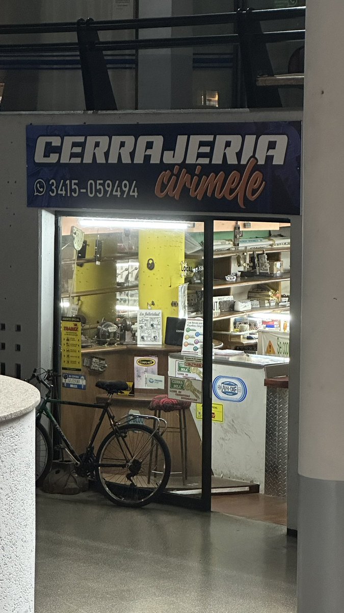 En casa se nos perdió una llave, así que fui a hacer una copia. Estaba por el centro. Di vueltas. Resultó ser un modelo de llave jodido, con el cogote largo. Fui a tres, cuatro cerrajerías. No tenían. Un poco me querían chamuyar que haga otra que no me viene tan bien. Llegando a