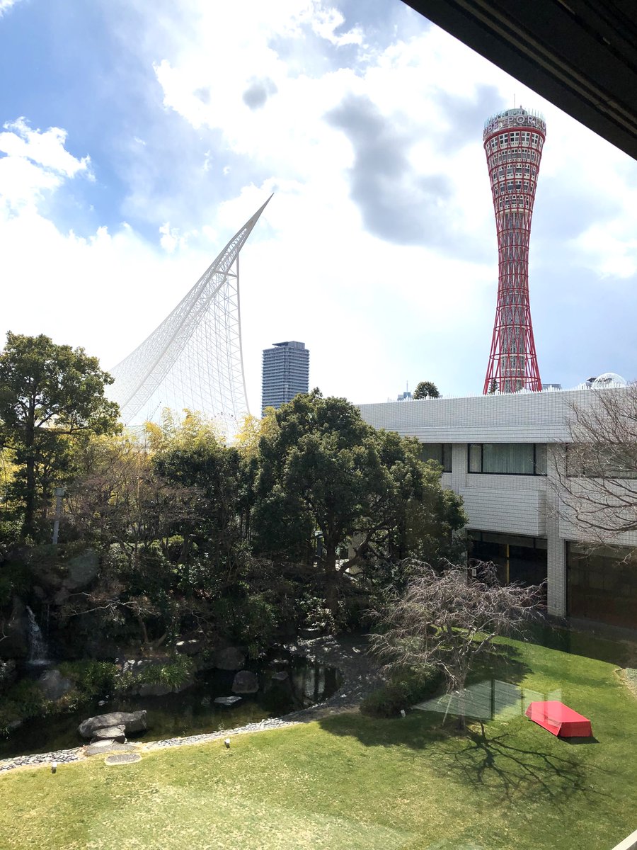 kazumin1719's tweet photo. 大学時代の友人が、急に宿泊で神戸に来るって言うから…
何かと思ったら…
入籍したとの報告‼
そしてお相手の方とホテルオークラ神戸で一泊だって…
幸せ報告か〜い🤣
その2人と一緒にホテルオークラのランチビュッフェ😋
もちろん超美味しかったけど…
私が邪魔者な気がして仕方なかったよ～😂 https://t.co/tzRG11AxPC