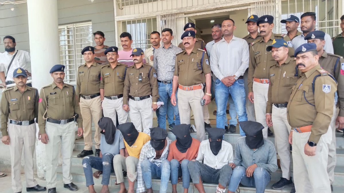 सख्त कार्यवाही।
सख्त हिदायत।
दिनांक 17/02/25 को बाग थाना क्षेत्रांतर्गत हुई डकैती के मुख्य आरोपी सहित 06 बदमाशों को किया गिरफ्तार, आरोपियों से 22 लाख का मश्रुका जप्त। <a href="/CMMadhyaPradesh/">Chief Minister, MP</a> <a href="/DGP_MP/">DGP MP</a> <a href="/IGP_INDORE/">IG INDORE (RURAL)</a> <a href="/DIG_INDORERURAL/">DIG_INDORE (RURAL)</a> <a href="/JansamparkMP/">Jansampark MP</a> <a href="/MPPoliceDeptt/">Madhya Pradesh Police</a> <a href="/PROJSDhar/">Jansampark Dhar । जनसंपर्क धार</a>