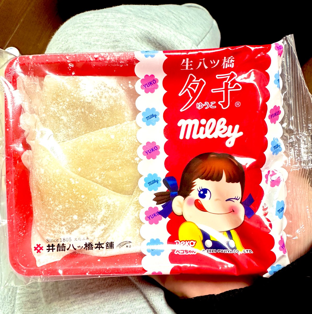 お客さんに八ツ橋のお土産貰った🙃
初めてみたこれ。笑   
めちゃくちゃ美味そう👾