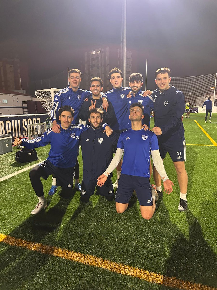 💪⚽Nuestros chicos no dejan de luchar en cada entrenamiento, dándolo todo en el campo con esfuerzo y pasión. Pero también hay tiempo para disfrutar en equipo. Porque el fútbol es sacrificio, pero también unión y diversión. ¡Seguimos trabajando juntos! 💙🤍

#VamosCanillas