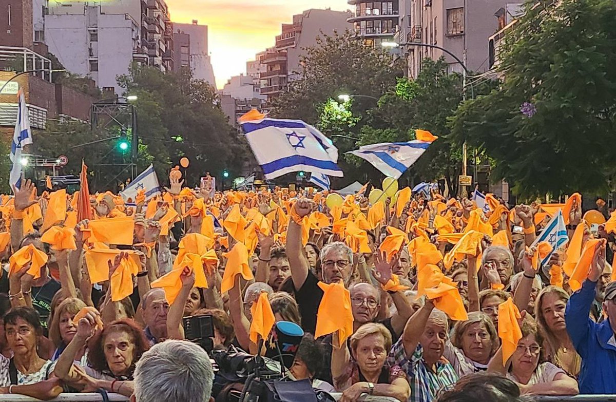 Während halb-Argentinien auf der Strasse ist, um den deutsch-argentinisch-israelischen Opfern des palästinensischen #Hamas-Terrors, Shiri Bibas und ihren Söhnen Ariel &amp; Kfir, zu gedenken und die Freilassung ALLER Geiseln zu fordern, regt sich halb-Deutschland darüber auf, dass