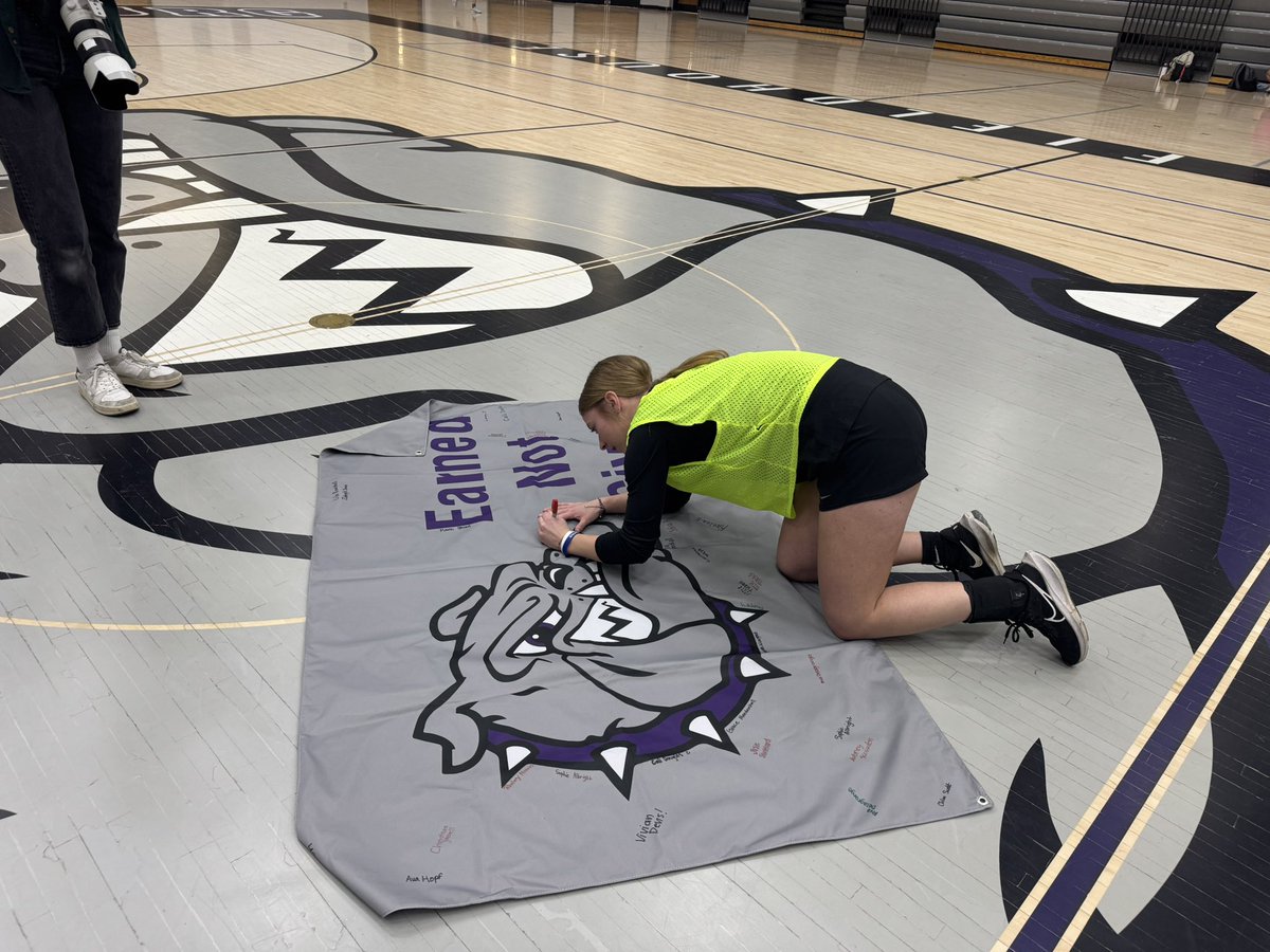 She’s baaaaaccccckkkkkkk ! Congrats Elizabeth Lantrip on being the Player of the Day !  

#EarnedNotGiven #BulldogTough #BulldogFamily