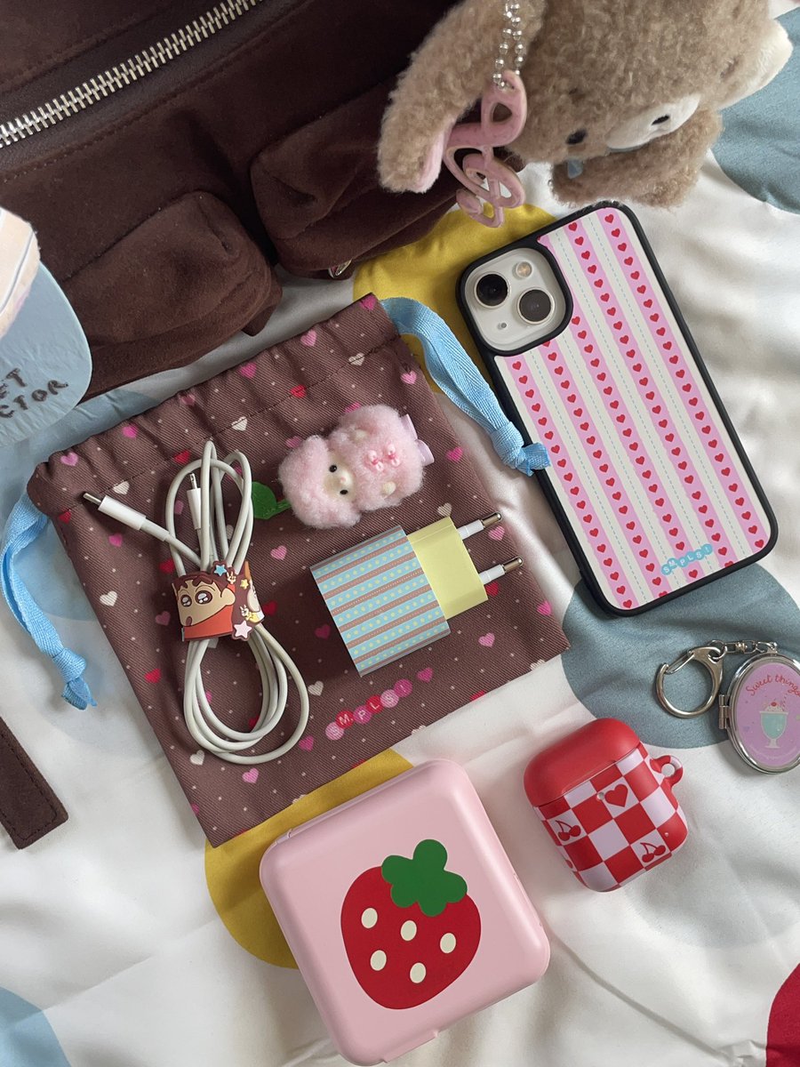 brookien0v's tweet photo. my essentials 👜🍓 https://t.co/qlbXKeGsSk