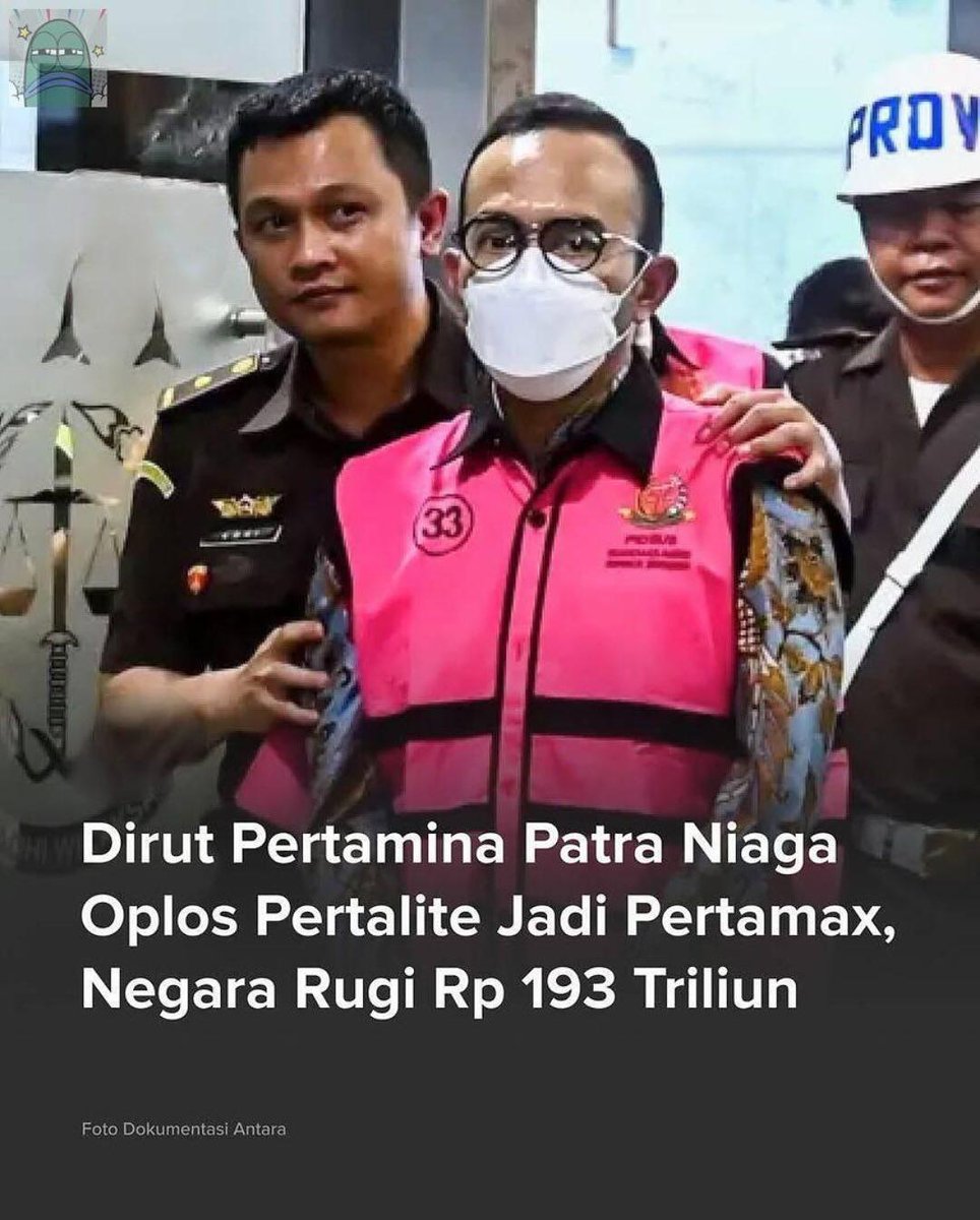 Saya 10 tahun lebih memilih pertamax atau oktan 92 untuk motor revo FI saya. Padahal masih bisa pakai pertalite. Eh, kena tipu. Gelap banget sih Indonesia. 
#IndonesiaGelap