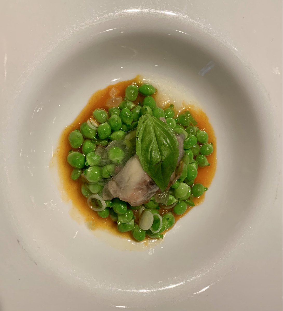 ‘Ostra a la brasa con guisantes y adobo’.

Un prodigio de equilibrio. Espléndido.
En Hisop.