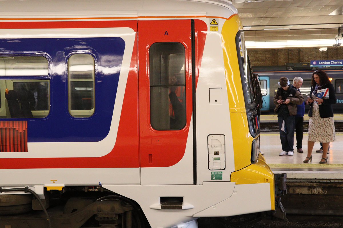 typicaldullname's tweet image. 465908 looking fantastic in its Network Southeast livery seen at Charing Cross
